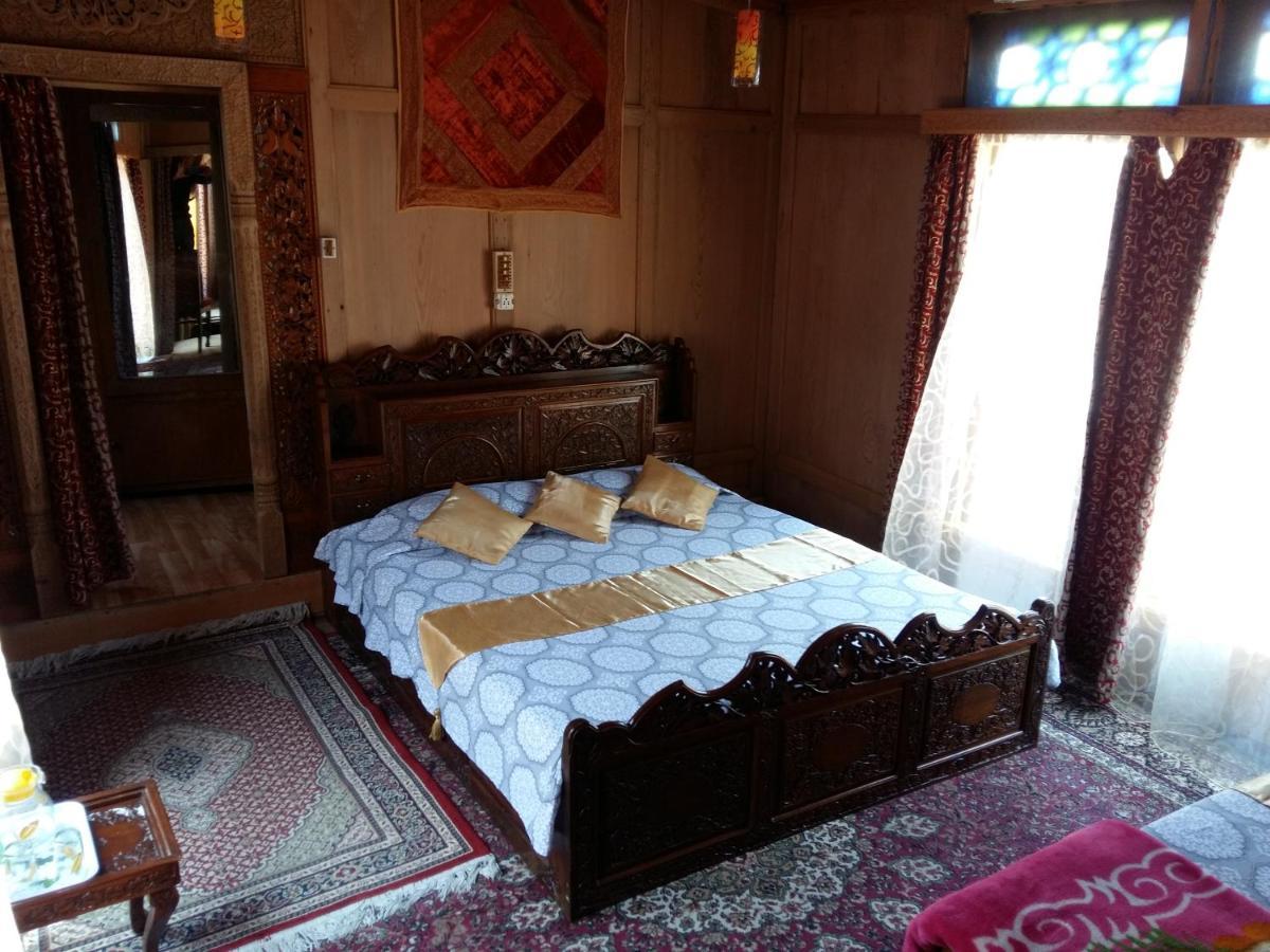 Houseboat Moon Of Kashmir Hotel Srīnagar Exterior foto