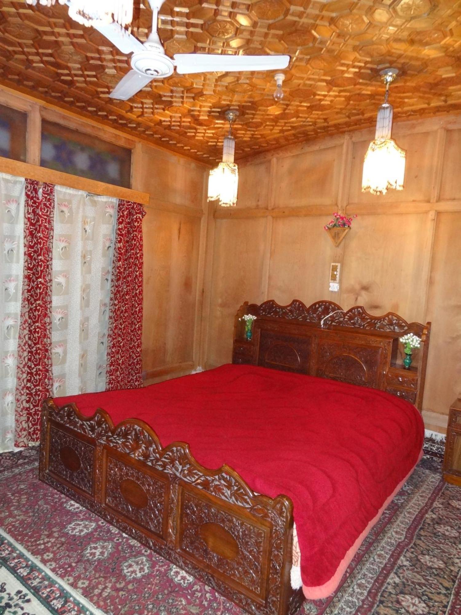 Houseboat Moon Of Kashmir Hotel Srīnagar Quarto foto