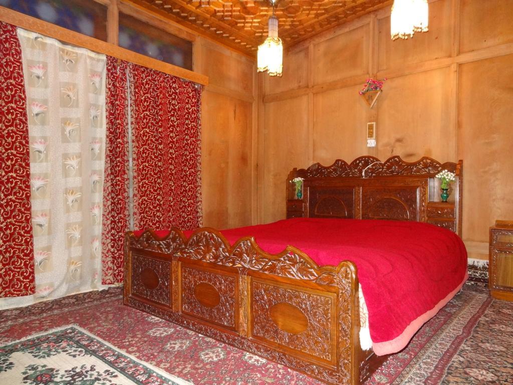 Houseboat Moon Of Kashmir Hotel Srīnagar Quarto foto