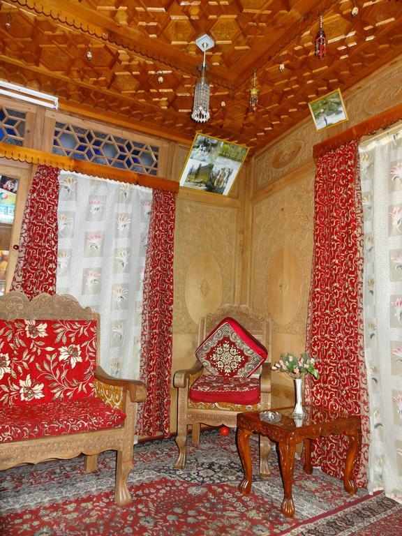 Houseboat Moon Of Kashmir Hotel Srīnagar Quarto foto