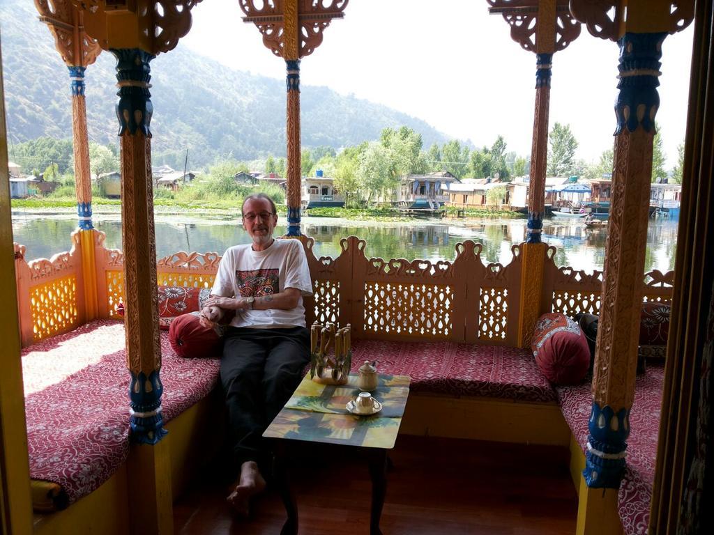 Houseboat Moon Of Kashmir Hotel Srīnagar Exterior foto
